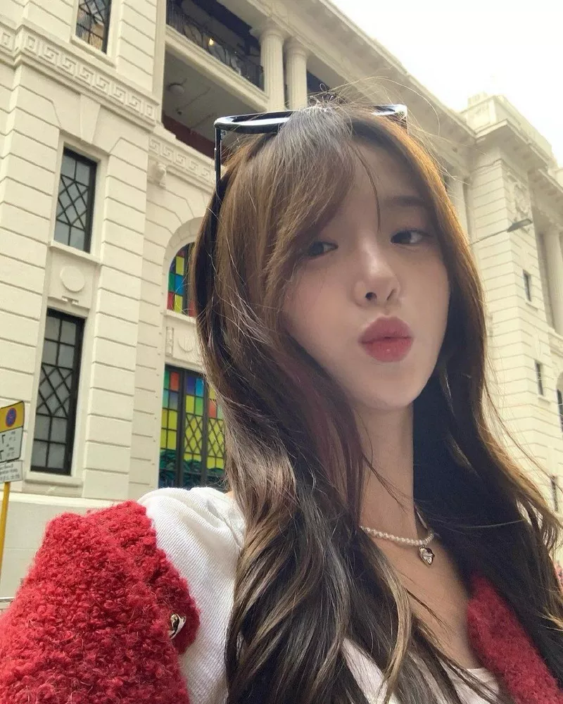 Visual gái xinh Trung Quốc xinh đẹp nổi bật giữa đám đông