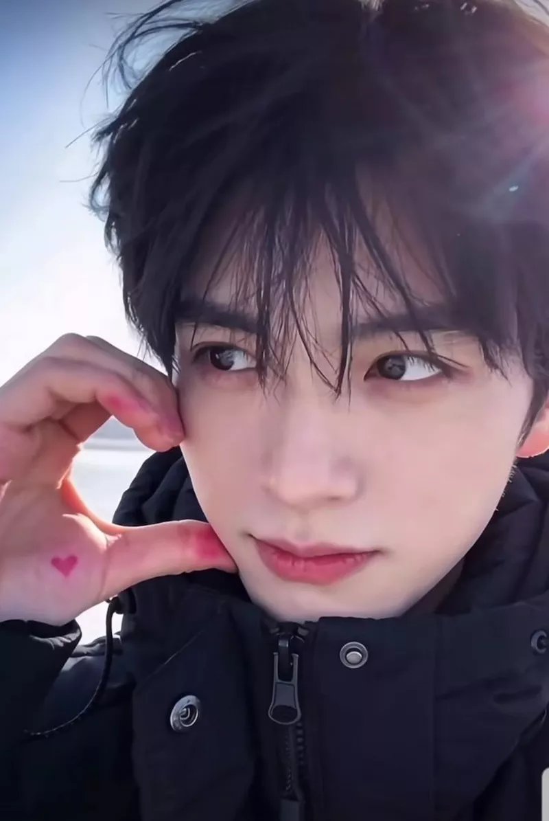 Ảnh Mạng Nam Cười Nhẹ Đốn Tim