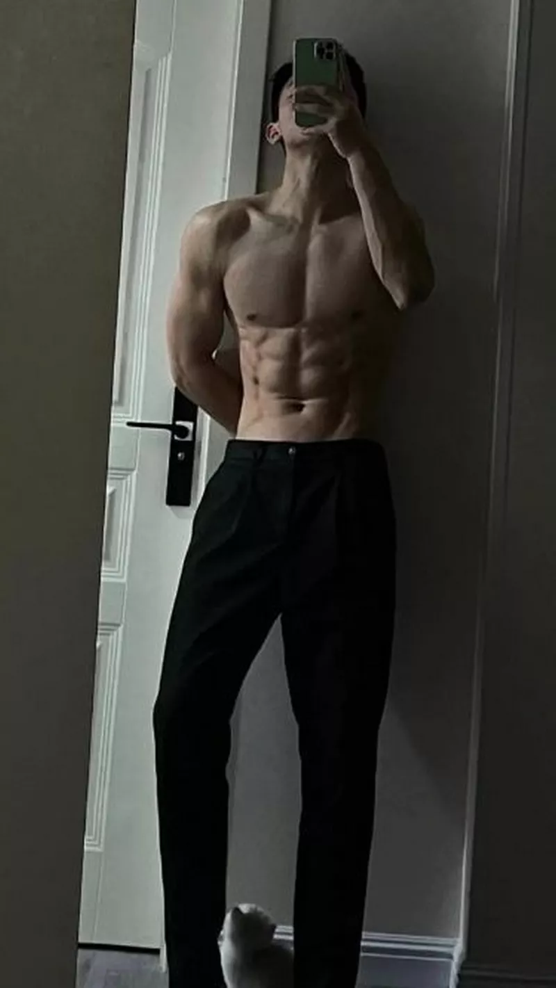 Ảnh Trai Đẹp Che Mặt Cực Ngầu Khi Chụp Tự Sướng