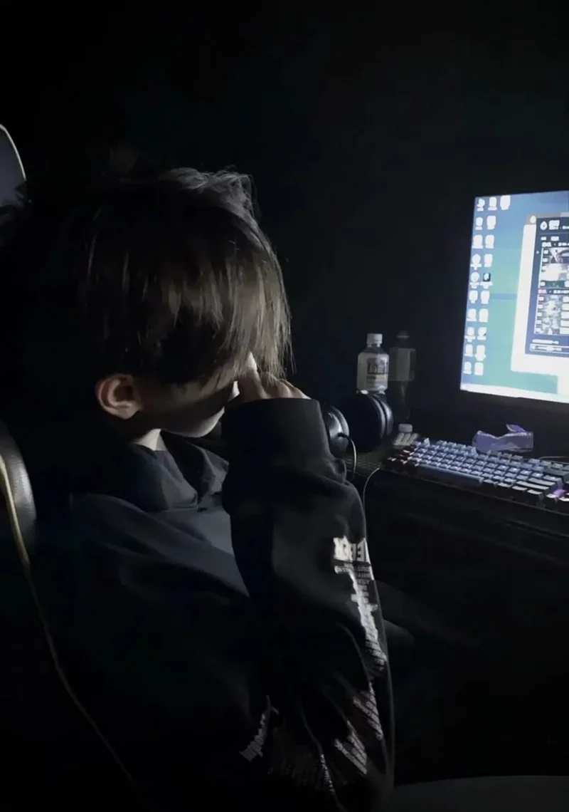 Ảnh Trai Đẹp Che Mặt Tạo Dáng Cool Ngầu