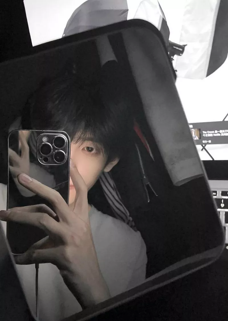 Ảnh Trai Đẹp Che Mặt Trong Phòng Tối Nghệ Thuật