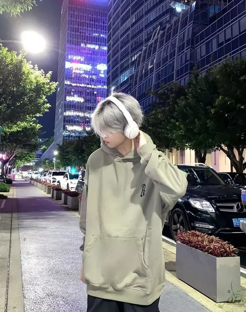 Ảnh Trai Đẹp Che Mặt Với Background Thành Phố