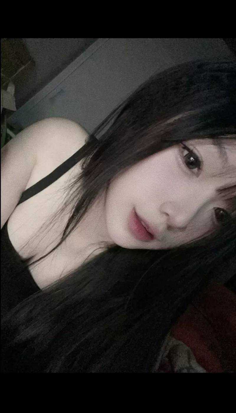 Ảnh mạng nữ cute chụp selfie ánh sáng tự nhiên