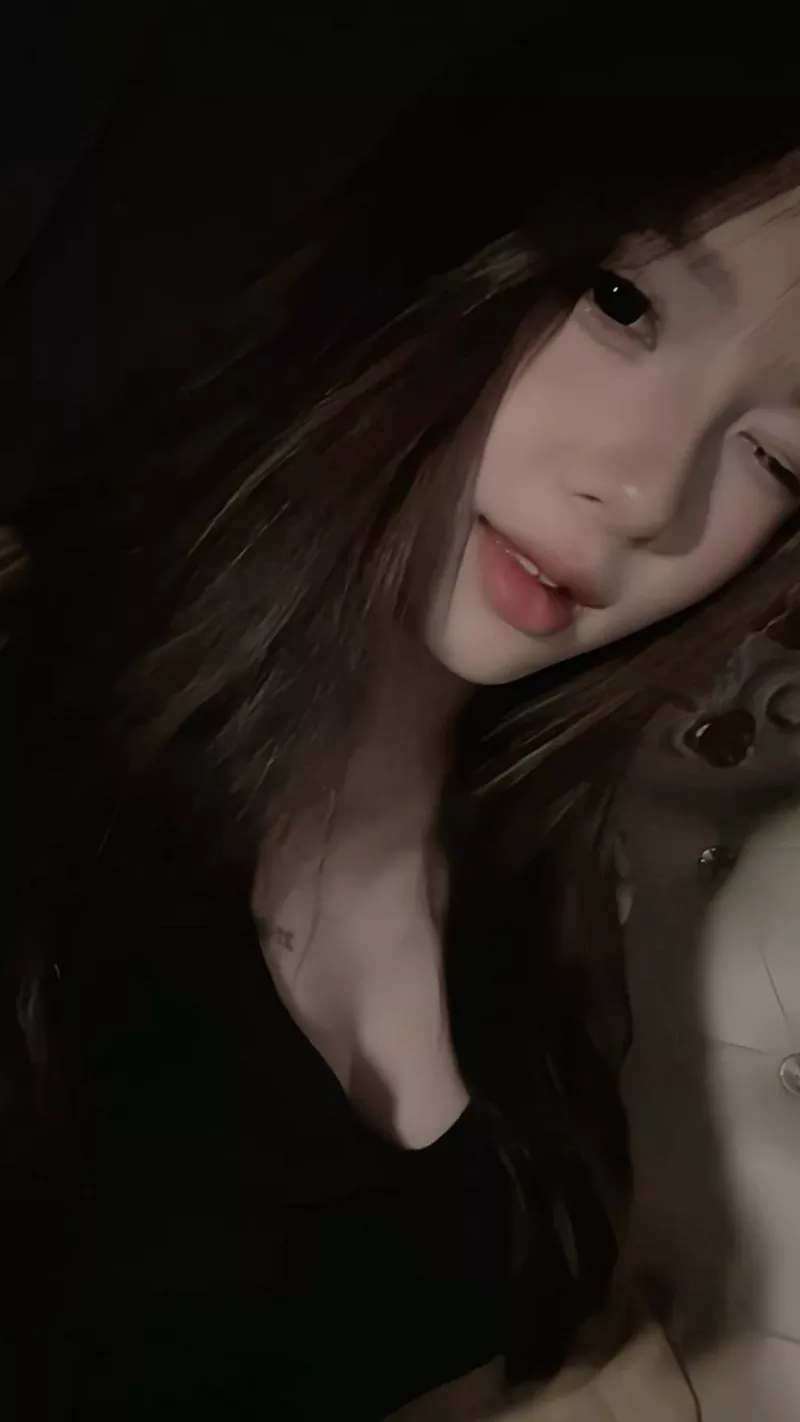 Ảnh mạng nữ tóc ngắn trẻ trung, cá tính