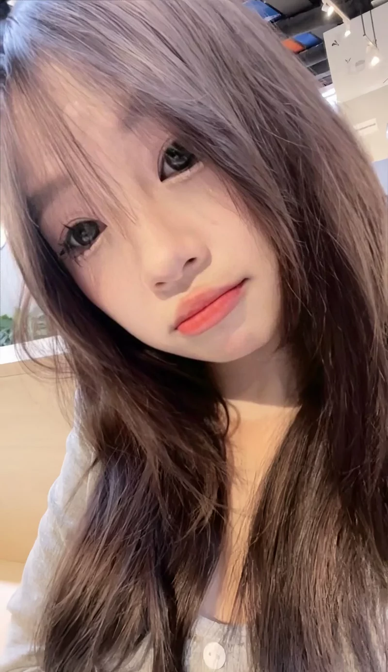 Gái xinh ảnh mạng nữ với ánh mắt trong veo