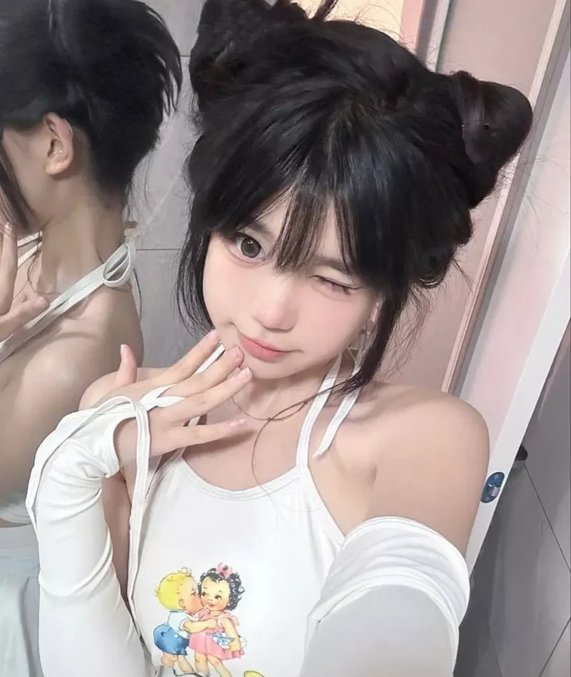 Gái xinh cute tạo điểm nhấn với biểu cảm dễ thương