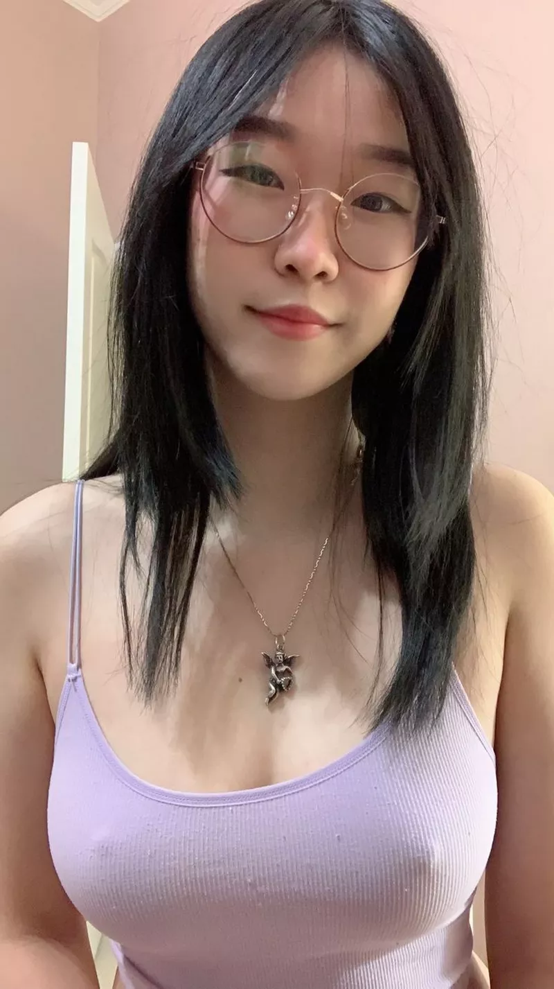 Ảnh Gái Xinh Đeo Kính Cận Phong Cách Hàn Quốc