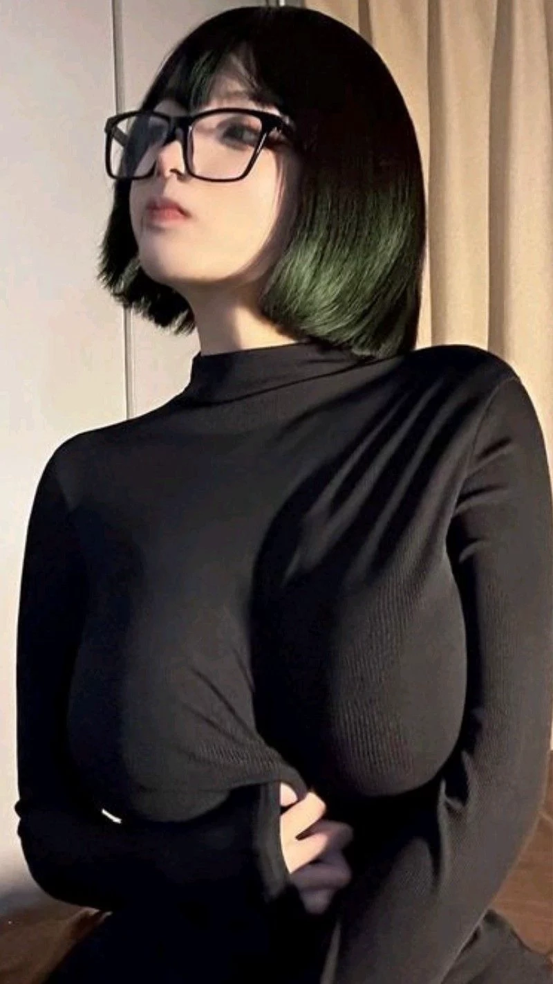 Ảnh Gái Xinh Đeo Kính Chụp Góc Nghiêng