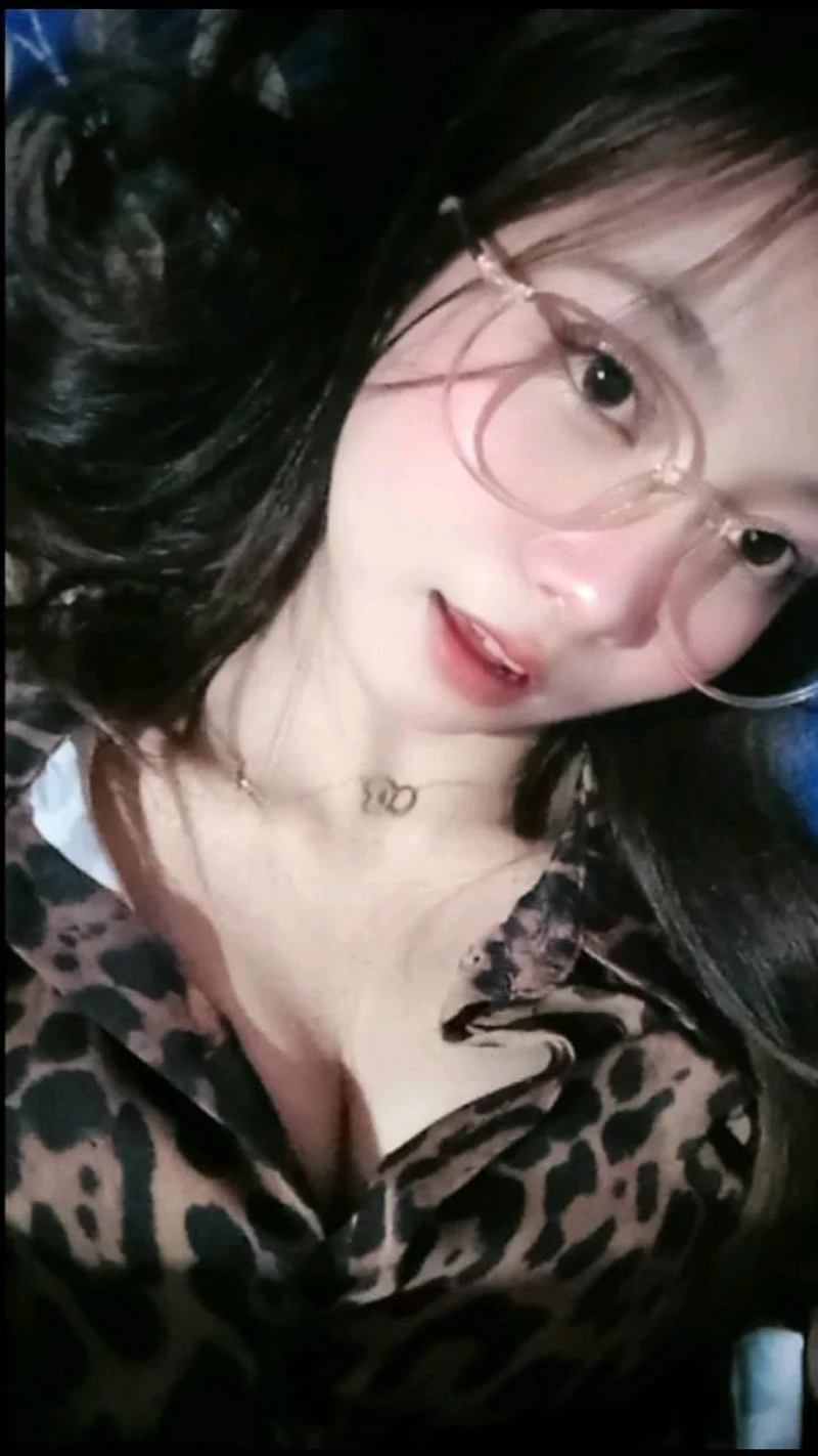 Ảnh Gái Xinh Đeo Kính Đẹp Tự Nhiên