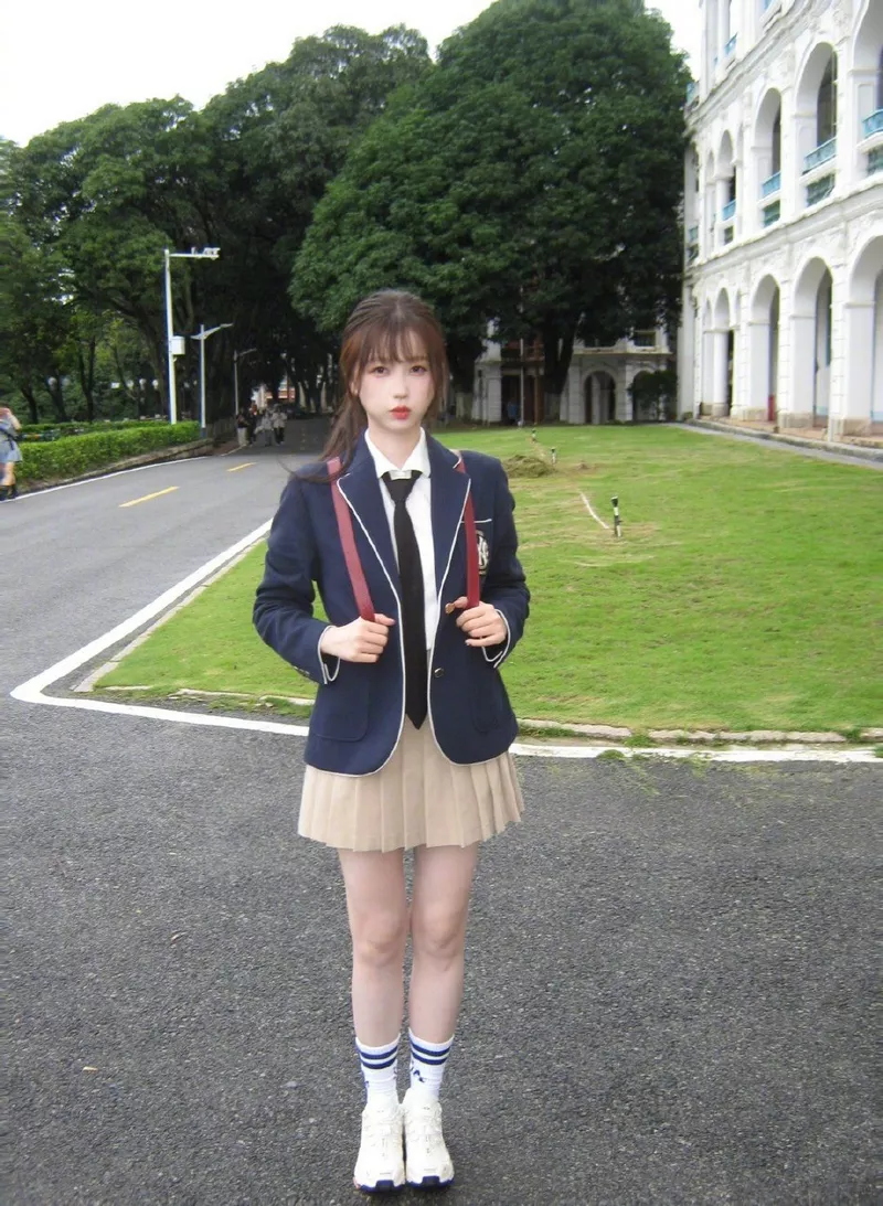 Ảnh Nữ Sinh Mặc Váy Ngắn Đứng Trong Sân Trường