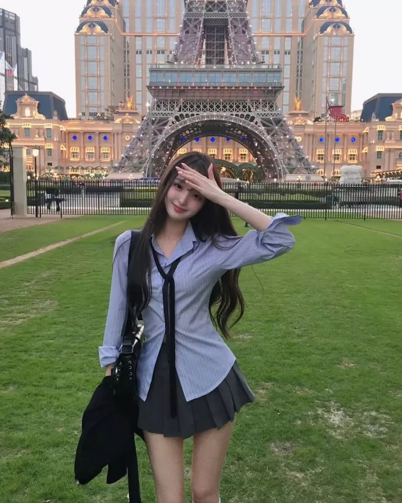 Ảnh Nữ Sinh Mặc Váy Ngắn Tạo Dáng Đáng Yêu