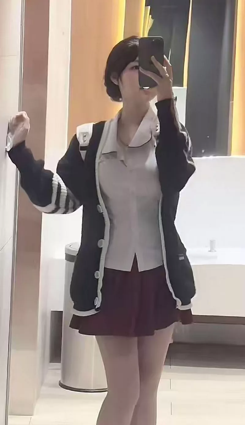 Ảnh Nữ Sinh Váy Ngắn Dễ Thương Phong Cách Trẻ Trung