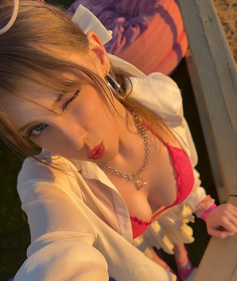 Ảnh chân dung Melody Marks với ánh mắt đầy cuốn hút