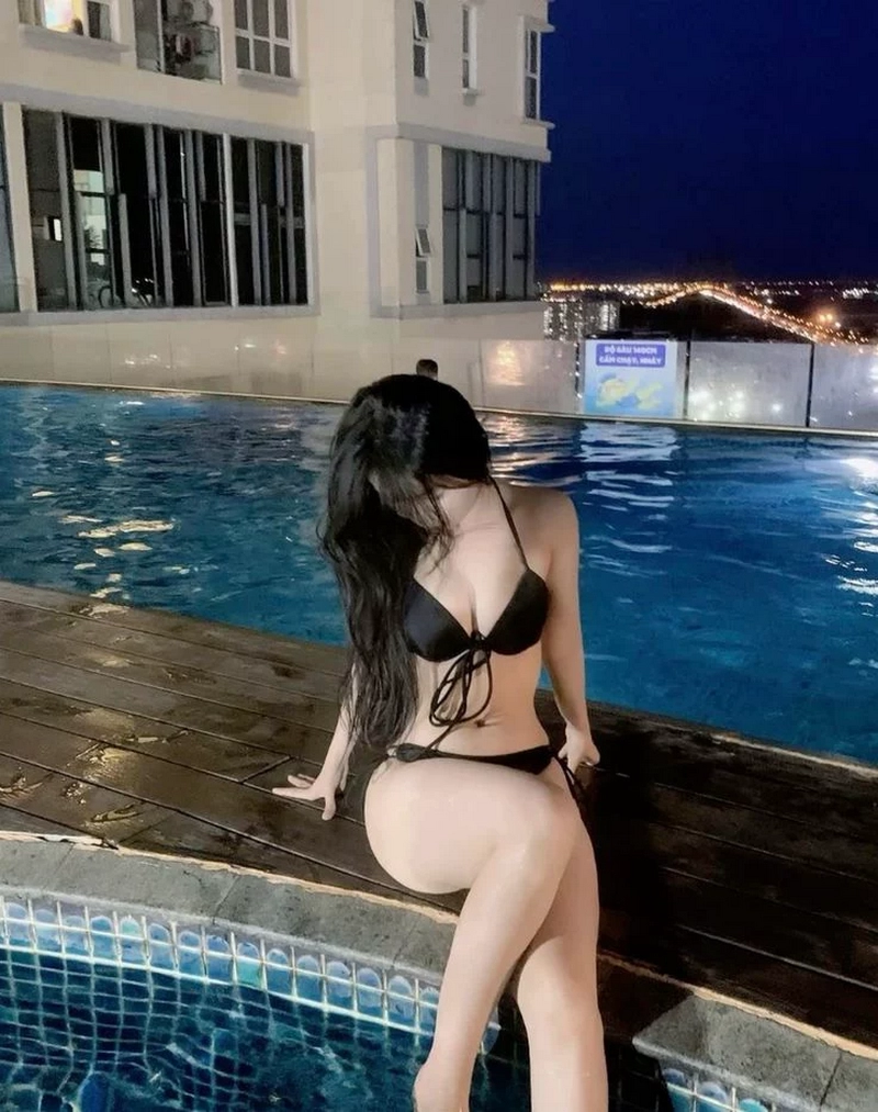 Cô Gái Bikini Dáng Chuẩn Người Mẫu