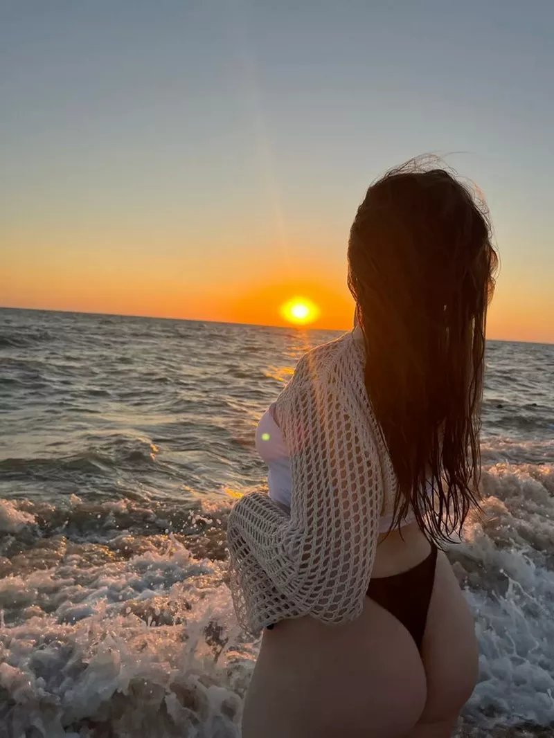 Cô Gái Xinh Bikini Dáng Chuẩn Bên Biển Xanh