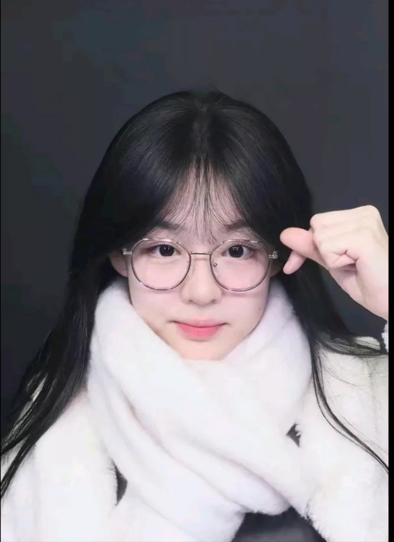 Gái Xinh Đeo Kính Cận Phong Cách Học Đường