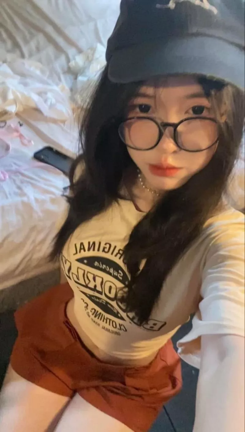 Gái Xinh Đeo Kính Cận Phong Cách Teen