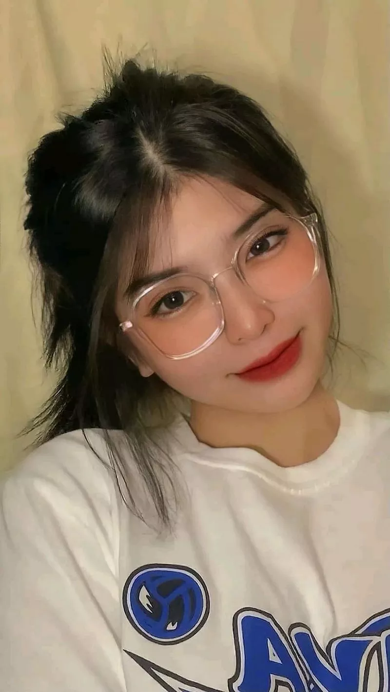 Gái Xinh Đeo Kính Cười Tỏa Nắng