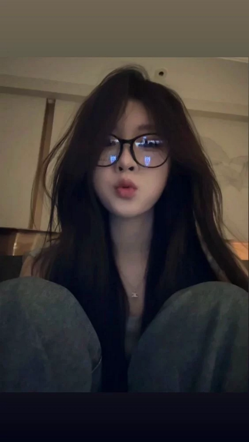 Gái Xinh Đeo Kính Phong Cách Dịu Dàng Hàn Quốc