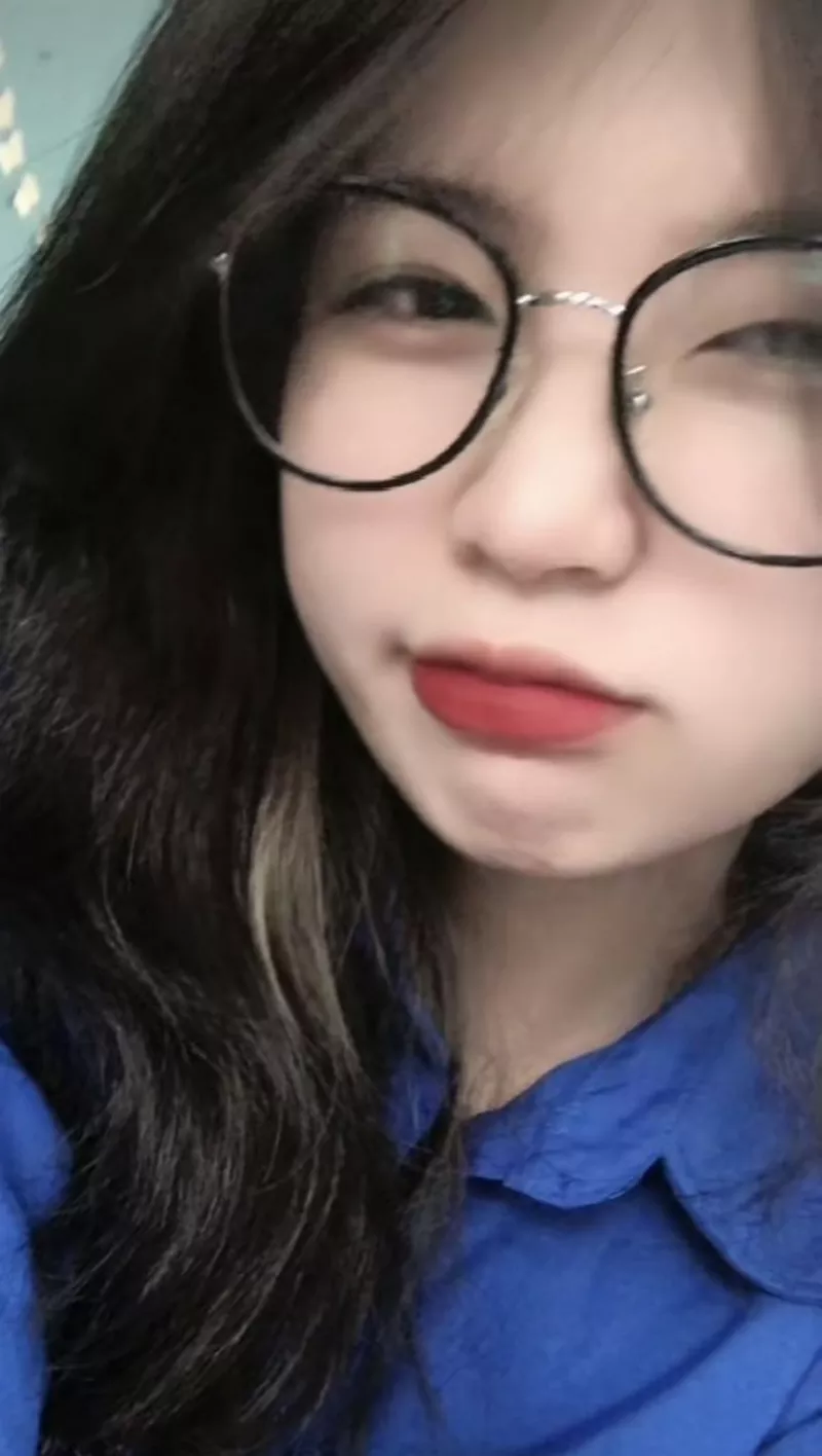 Gái Xinh Đeo Kính Phong Cách Dịu Dàng