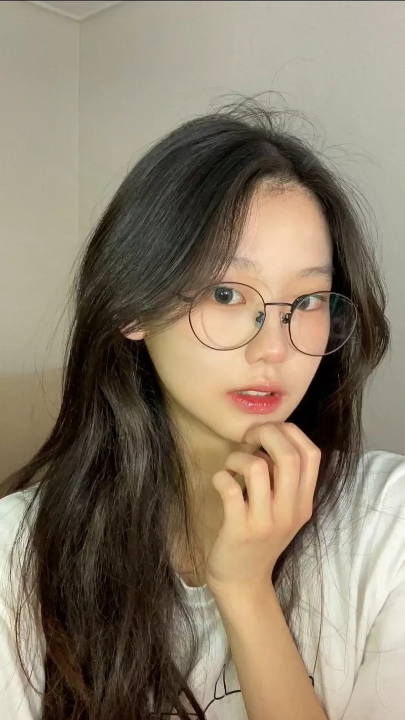 Gái Xinh Đeo Kính Tròn Phong Cách Vintage