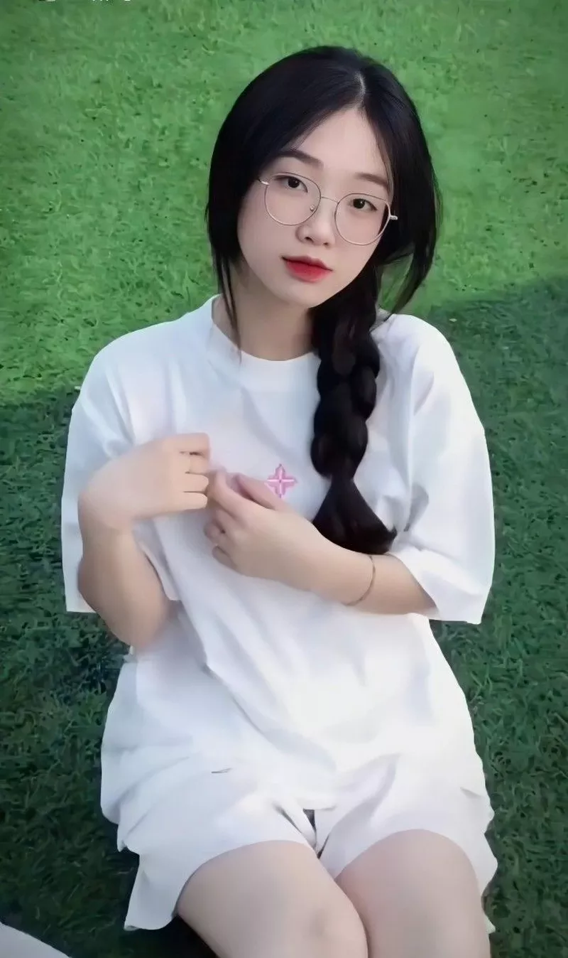 Gái Xinh Đeo Kính Trong Dáng Vẻ Dịu Dàng