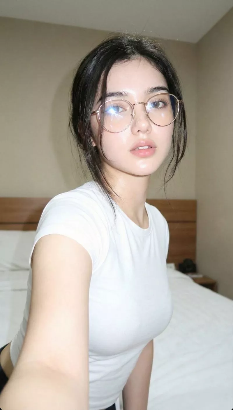 Gái Xinh Đeo Kính Trong Trẻ Trung Đáng Yêu