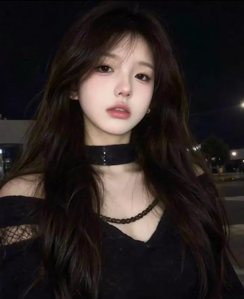 Gái Xinh Ngầu Nhìn Lạnh Lùng Với Ánh Mắt Cuốn Hút