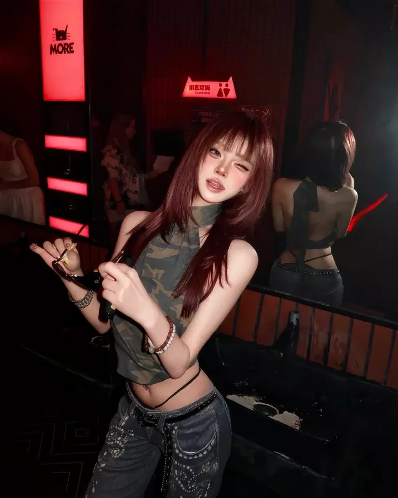 Gái Xinh Ngầu Pose Dáng Street Style Cá Tính