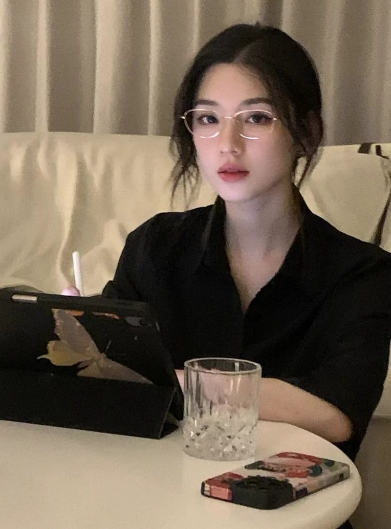 Gái Xinh Ngầu Tạo Dáng Cool Girl Phong Cách Lạnh Lùng