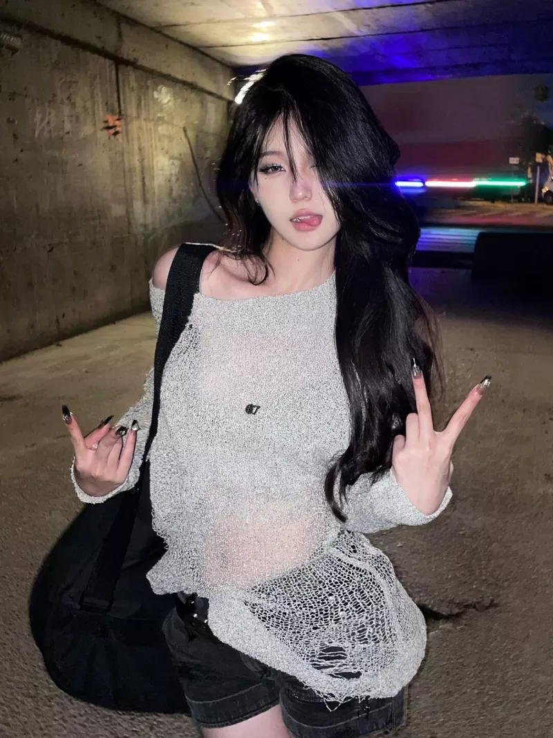 Gái Xinh Ngầu Tóc Dài Phong Cách Cá Tính Mạnh Mẽ