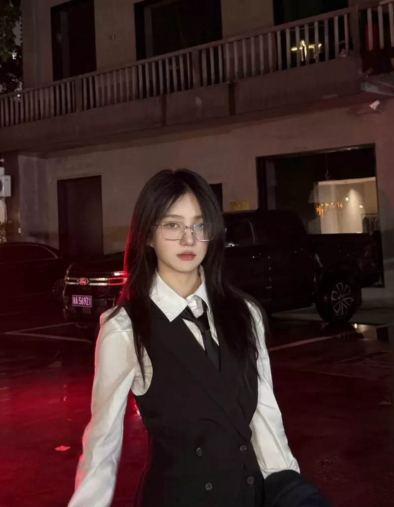 Gái Xinh Ngầu Với Ánh Mắt Lạnh Lùng Đầy Bí Ẩn