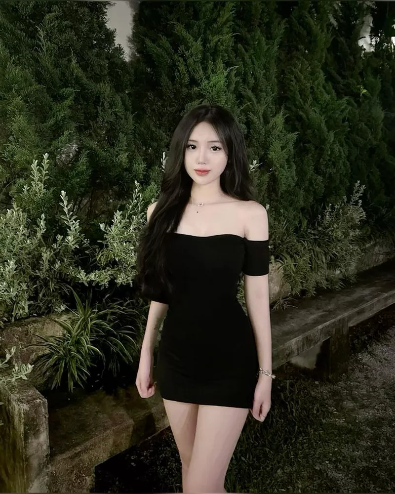 Gái xinh diện váy ngắn dạo phố cực kỳ nổi bật