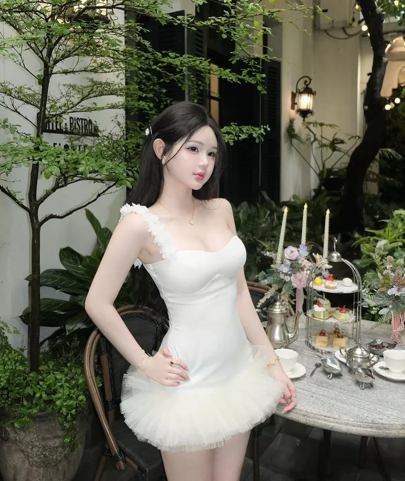 Gái xinh mặc váy ngắn khoe vẻ đẹp thanh lịch