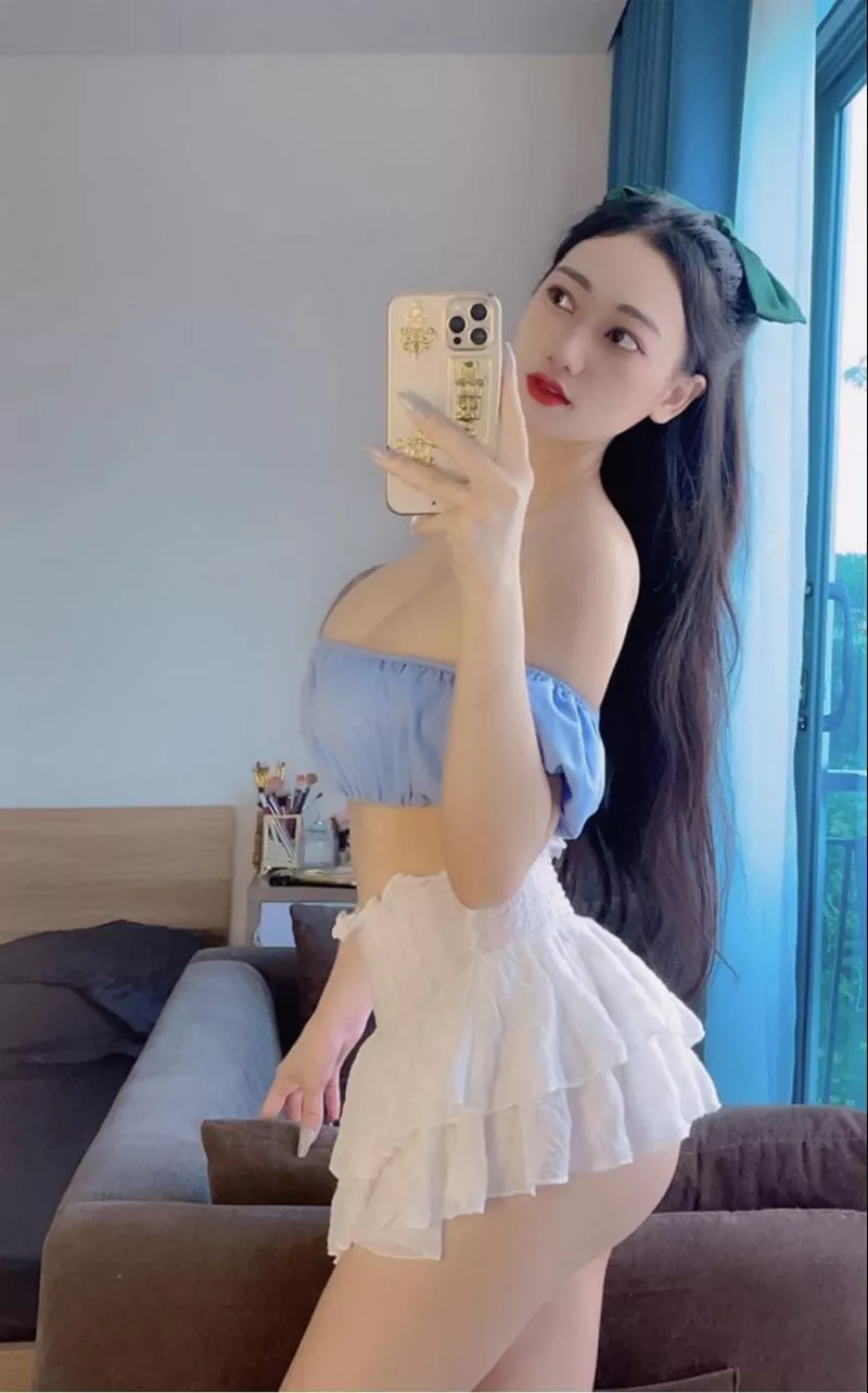 Gái xinh mặc váy ngắn phong cách năng động trẻ trung