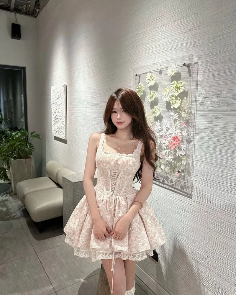 Gái xinh mặc váy ngắn phong cách nữ sinh trẻ trung