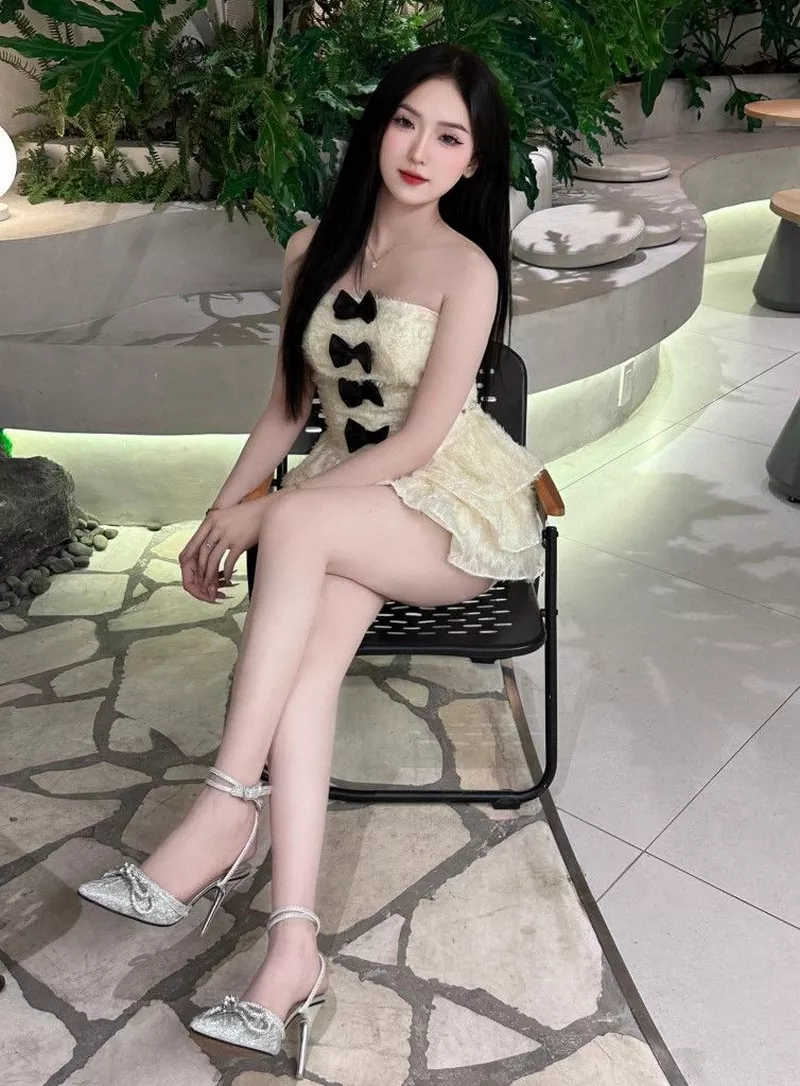 Gái xinh mặc váy ngắn tạo dáng bên đường phố