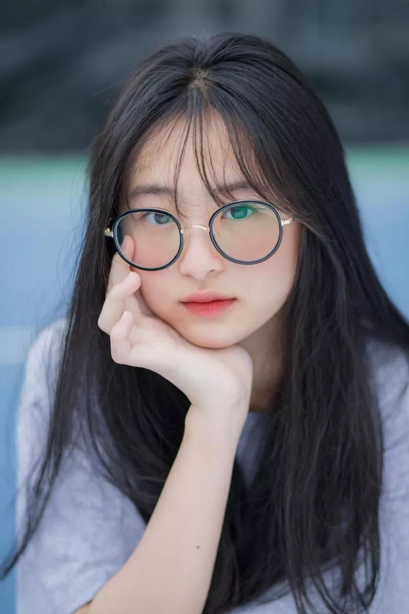 Hot Girl Đeo Kính Chụp Ảnh Ngoài Trời