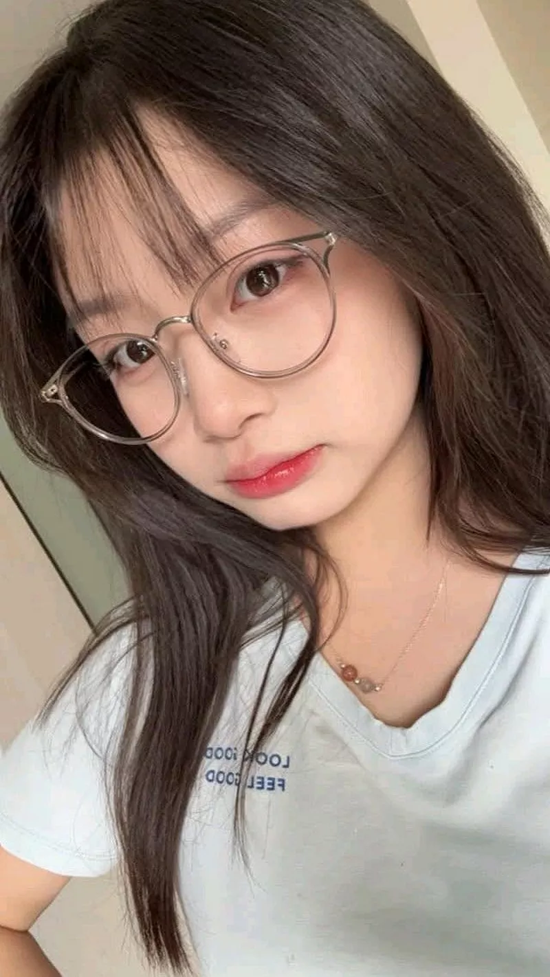 Hot Girl Đeo Kính Chụp Ảnh Tự Nhiên