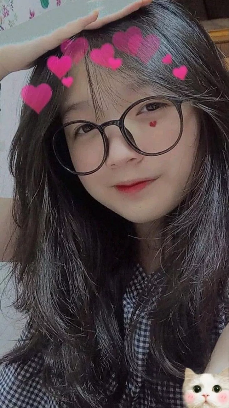 Hot Girl Đeo Kính Đẹp Trong Ánh Nắng