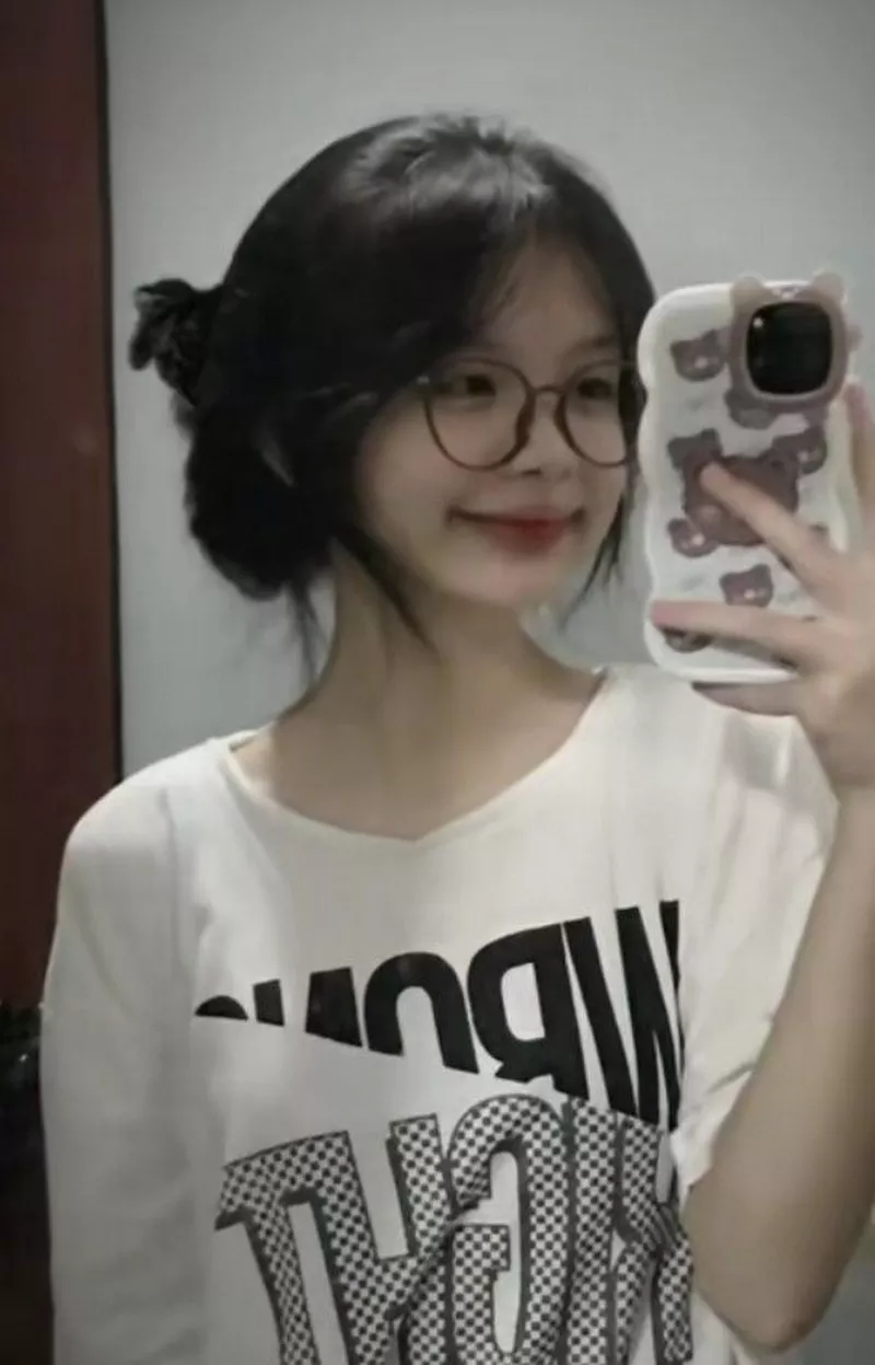Hot Girl Đeo Kính Selfie Cực Xinh