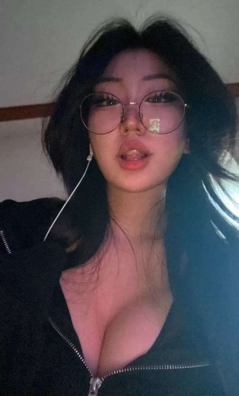 Hot Girl Đeo Kính Thời Trang Cá Tính