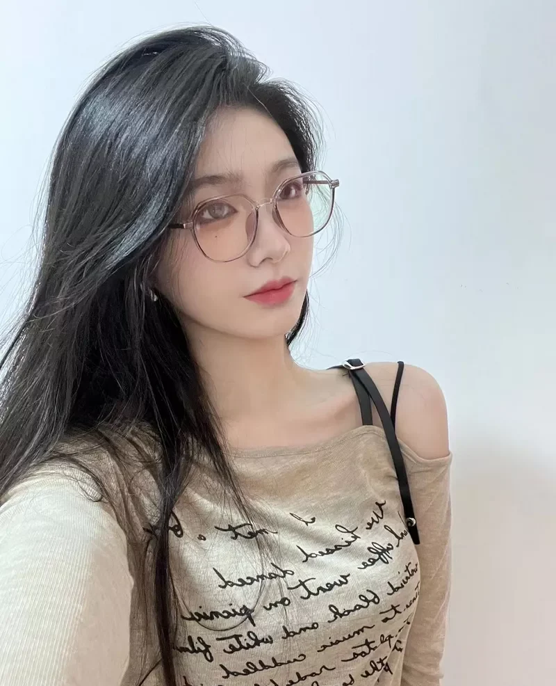 Hot Girl Đeo Kính Tóc Dài Thướt Tha