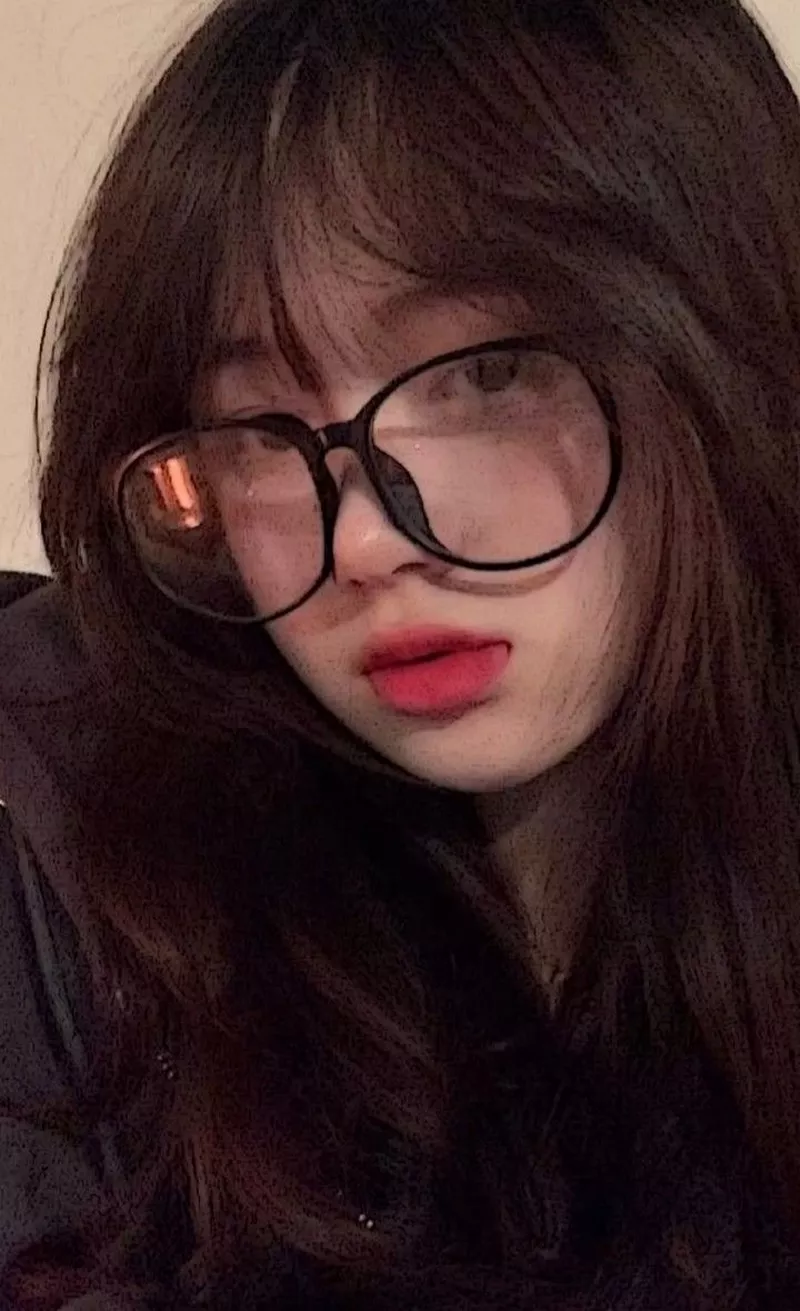 Hot Girl Đeo Kính Với Gương Mặt Baby