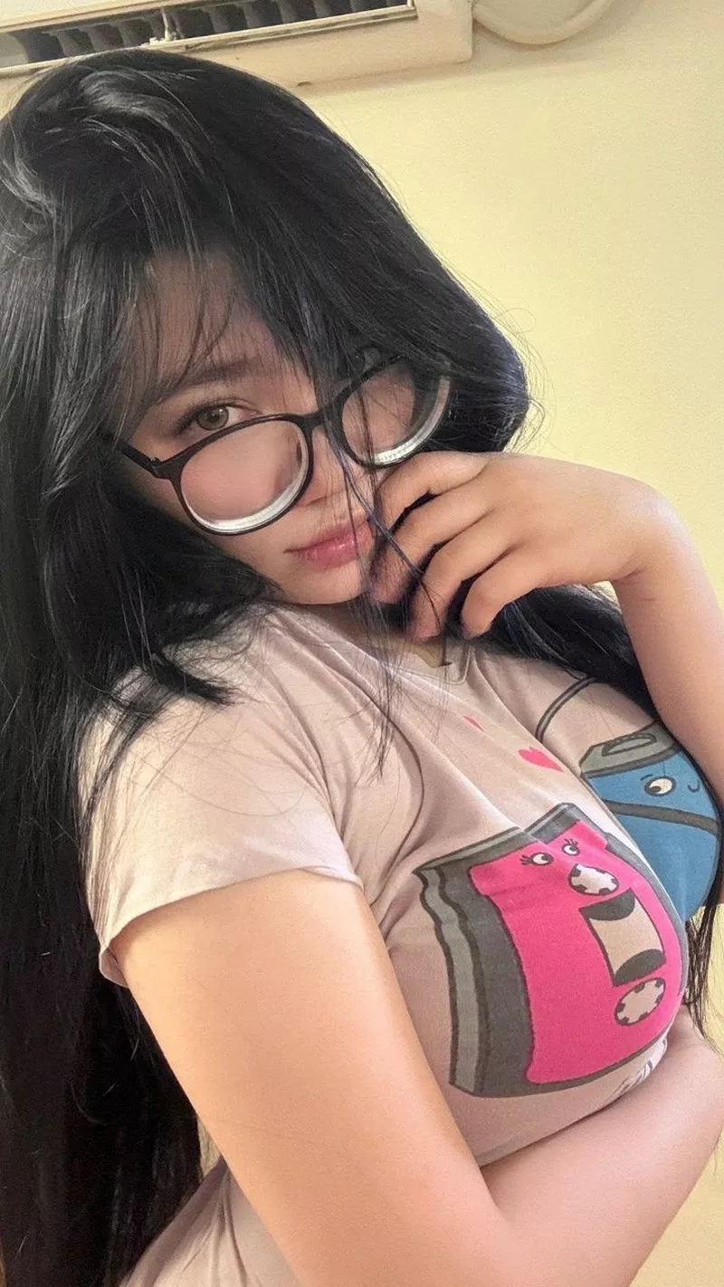 Hot Girl Đeo Kính Xinh Đẹp Cuốn Hút