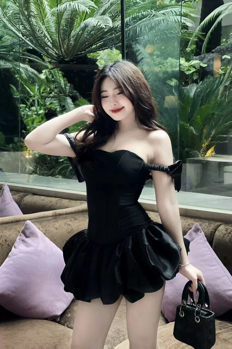 Hot girl mặc váy ngắn chụp ảnh ngoài trời cực đẹp