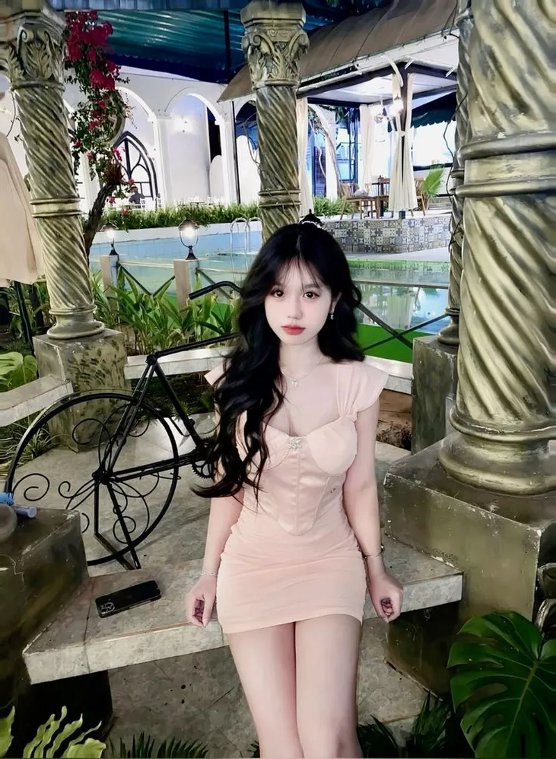 Hot girl mặc váy ngắn xinh xắn trong ánh nắng