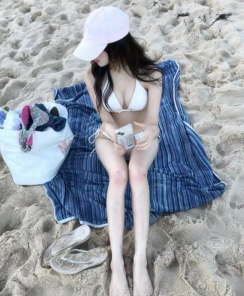 Người Mẫu Bikini Tạo Dáng Quyến Rũ Trên Cát