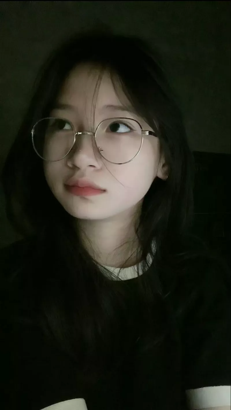 Nữ Sinh Đeo Kính Cận Xinh Nhẹ Nhàng