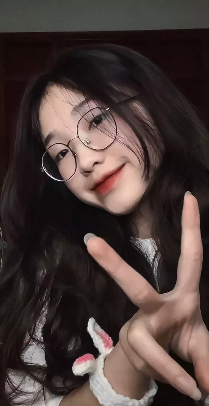 Nữ Sinh Đeo Kính Cười Dễ Thương